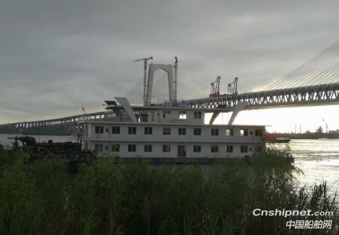 芜湖皖南造船钢质趸船成功下水