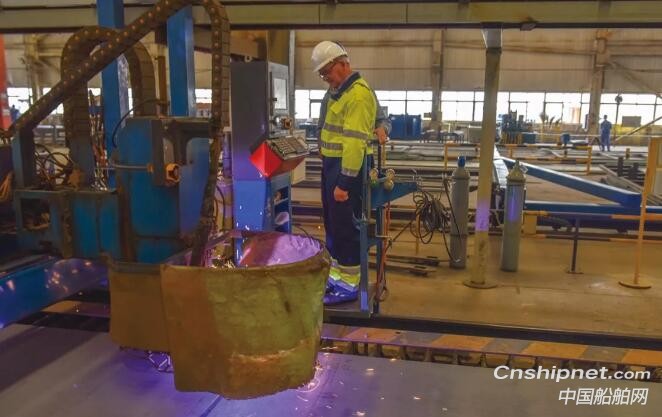 中航威海3100米车道高端客滚船开建