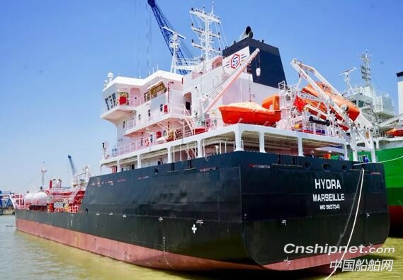 中航鼎衡7950吨化学品船首制船正式签字交付