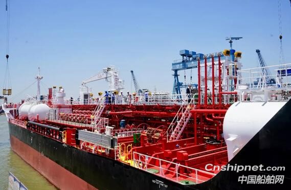 中航鼎衡7950吨化学品船首制船正式签字交付