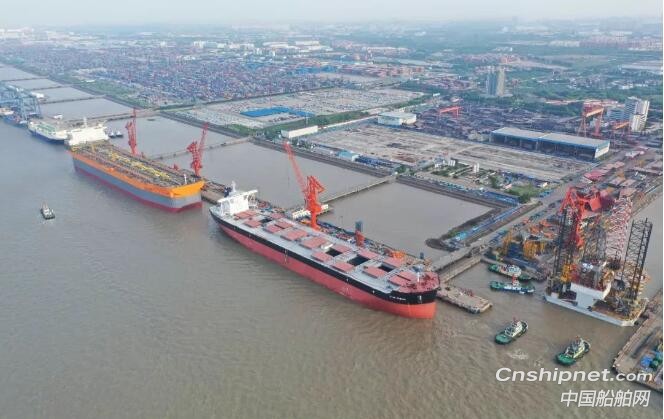 外高桥造船FPSO和CJ50系列自升式钻井平台同日出坞