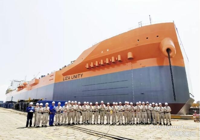 外高桥造船FPSO和CJ50系列自升式钻井平台同日出坞