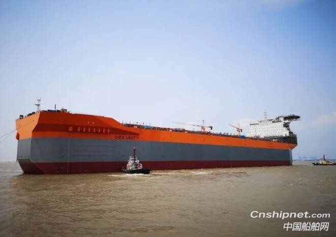 外高桥造船FPSO和CJ50系列自升式钻井平台同日出坞