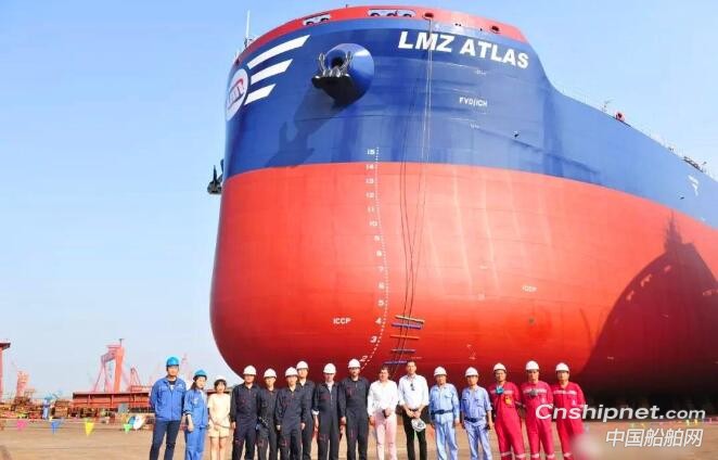 扬子江船业82000DWT散货船项目首制船下水