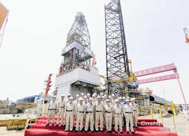 外高桥造船FPSO和CJ50系列自升式钻井平台同日出坞