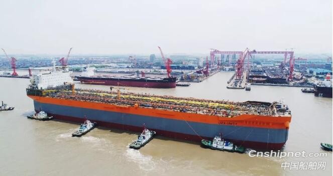 外高桥造船FPSO和CJ50系列自升式钻井平台同日出坞