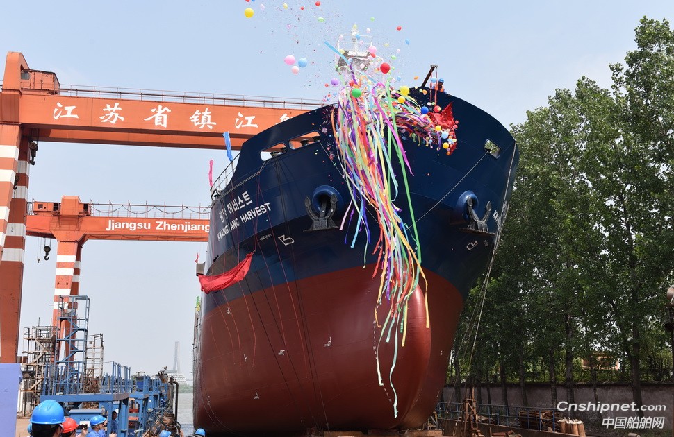 镇江船厂1艘4650DWT杂货船命名下水