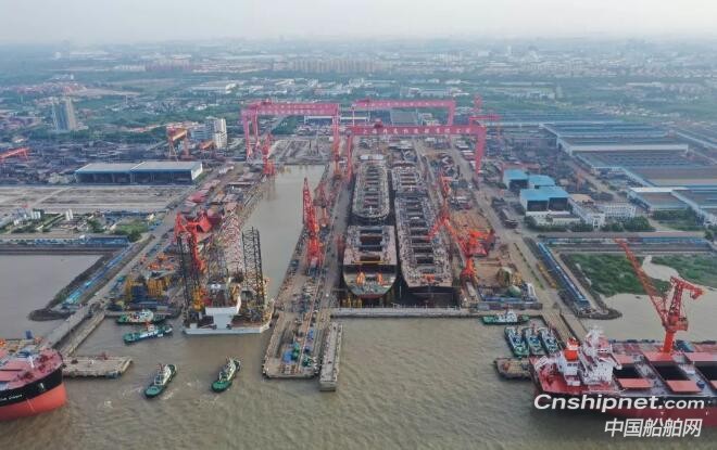 外高桥造船FPSO和CJ50系列自升式钻井平台同日出坞