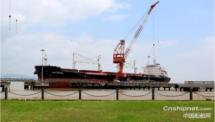 舟山中远海运重工第二艘6.4万吨散货船“大洋宝石”轮命名交付