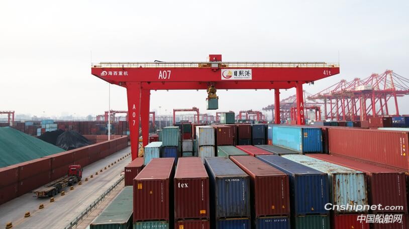 国内首个规模化建成、平行岸线布置的双悬臂自动化堆场成功交付