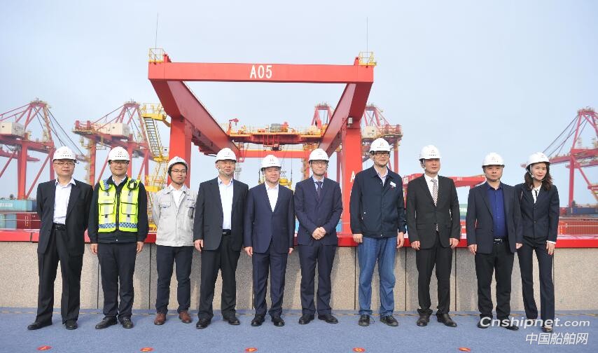 国内首个规模化建成、平行岸线布置的双悬臂自动化堆场成功交付