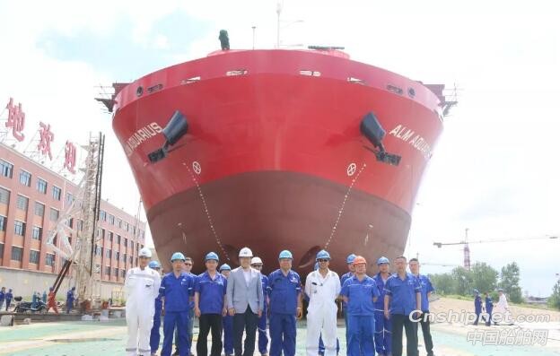 武船新13000吨甲板运输船1号船顺利下水