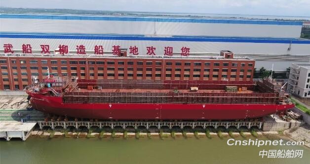 武船新13000吨甲板运输船1号船顺利下水