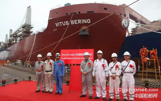 上海船厂第二艘108000吨散货船顺利出坞