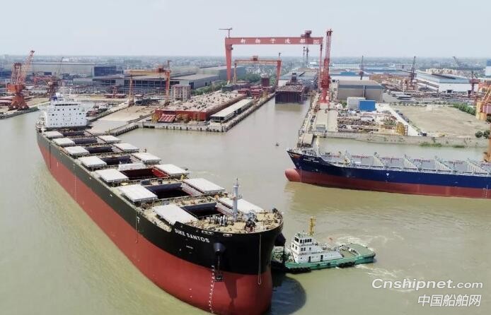 扬子江船业一艘82000DWT散货船出坞