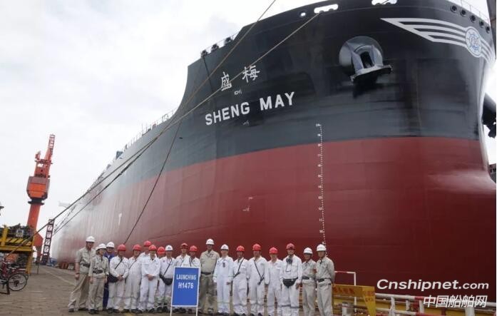 外高桥造船2艘18万吨散货船顺利出坞