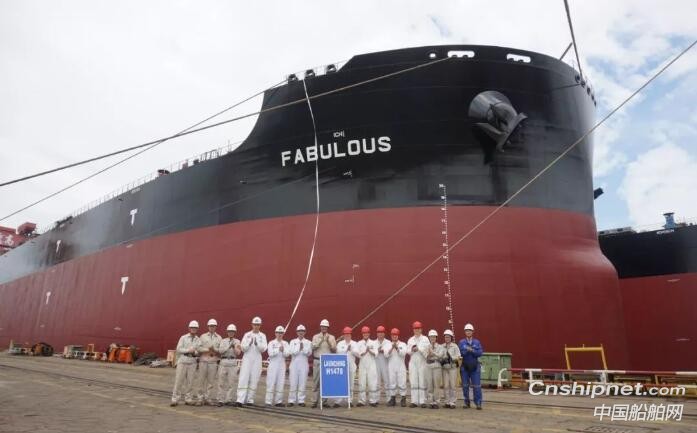 外高桥造船2艘18万吨散货船顺利出坞