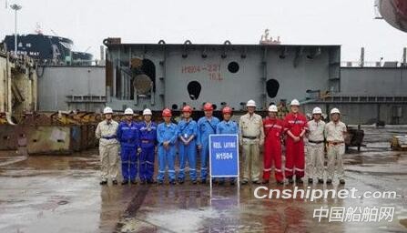 外高桥造船2艘18.7万吨散货船顺利下坞