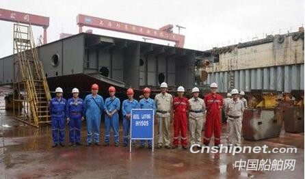 外高桥造船2艘18.7万吨散货船顺利下坞