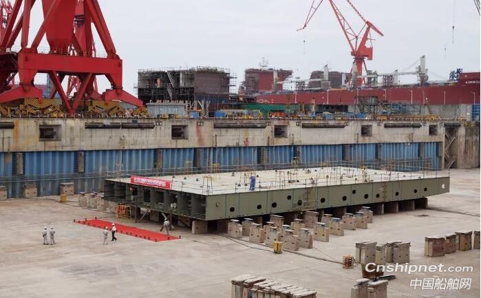 沪东中华22000箱3号船下坞搭载