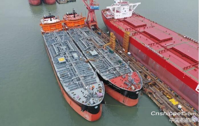 广船国际5万吨成品油轮2号船签字交付