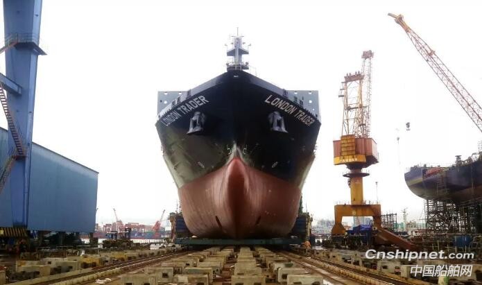 广东中远海运重工1750TEU集装箱船五号船N804完成下水
