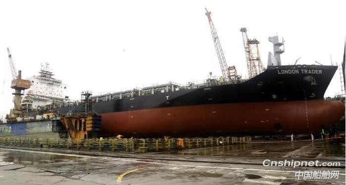 广东中远海运重工1750TEU集装箱船五号船N804完成下水