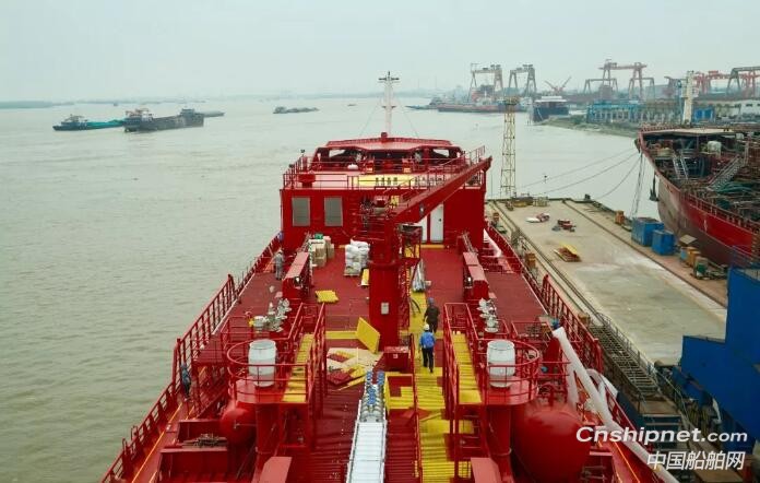 中航鼎衡9900吨不锈钢化学品首制船正式交付