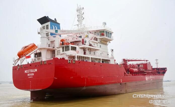 中航鼎衡9900吨不锈钢化学品首制船正式交付