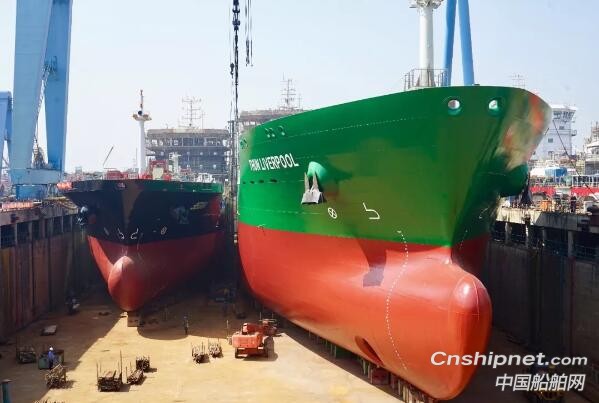 中航鼎衡四型化学品船顺利下水出坞