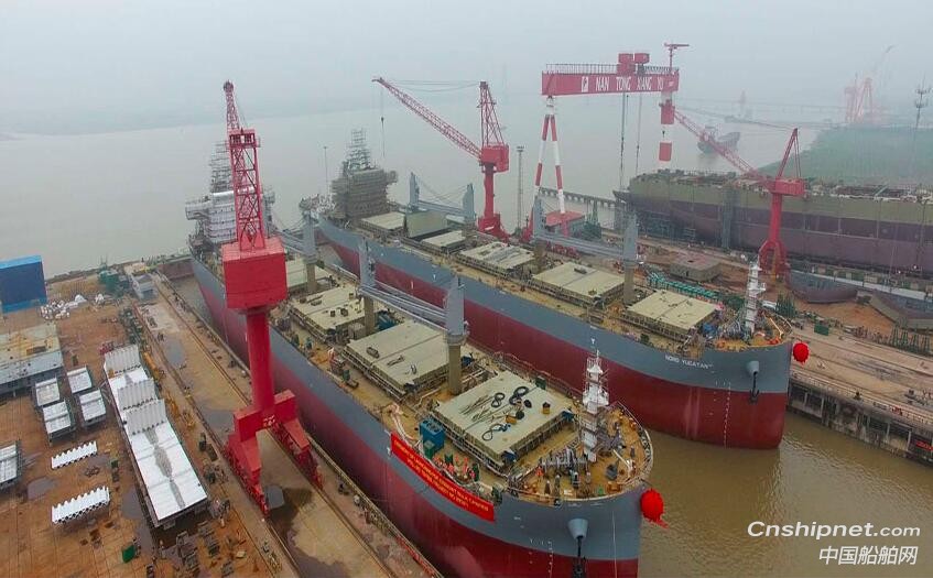 象屿海装2艘63500吨散货船先后顺利出坞