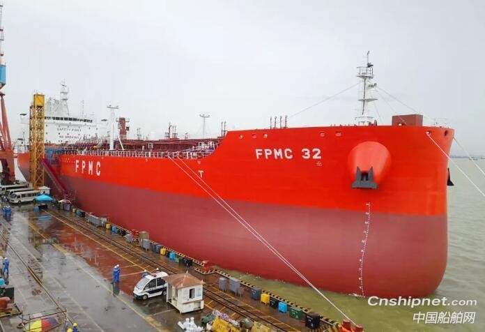 广船国际48800吨化学品船2号船签字交付