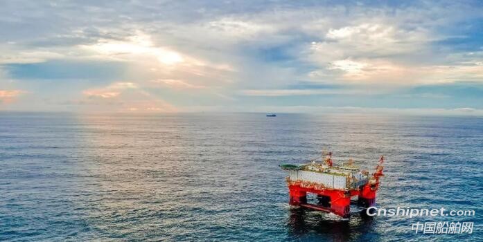 启东中远海运海工“高德4号”半潜式生活平台成功交付