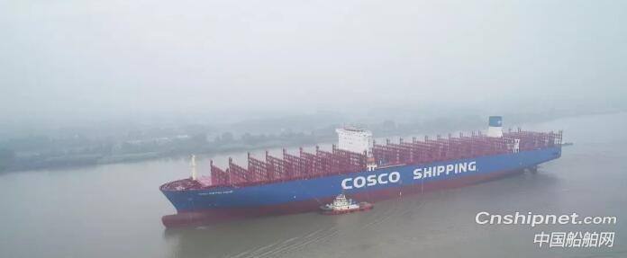 扬州中远海运重工一集装箱船一油轮同日试航