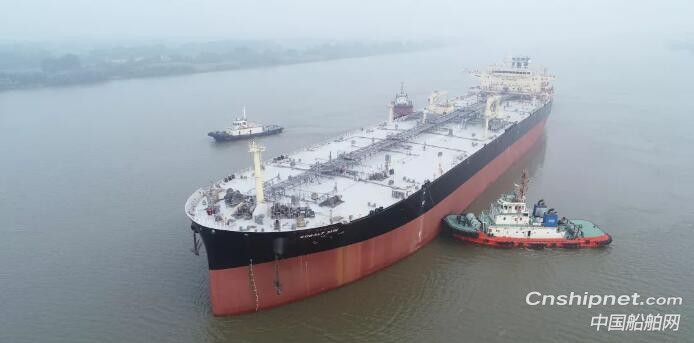 扬州中远海运重工一集装箱船一油轮同日试航