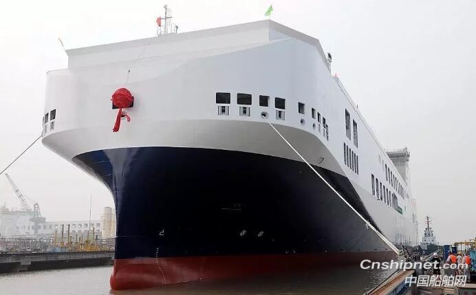 金陵船厂第4艘15500吨滚装船顺利出坞