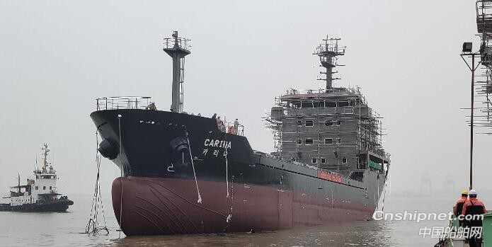 江苏大洋海装2艘2.9K吨杂货船分别下水和上船台