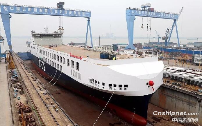 金陵船厂第4艘15500吨滚装船顺利出坞