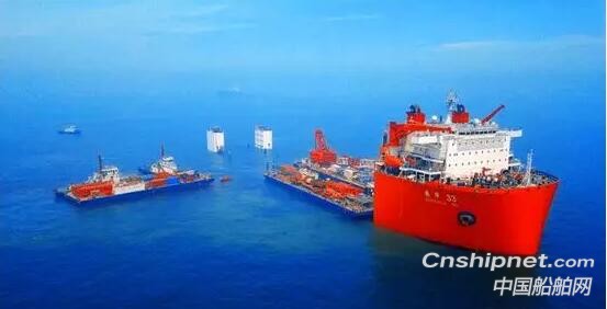 振华海服同日两艘工程船完成浮装