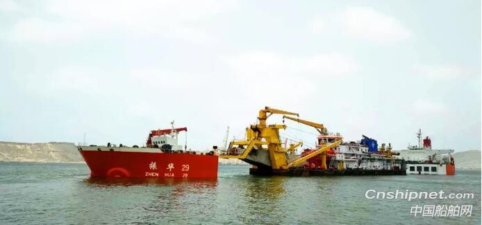 振华海服同日两艘工程船完成浮装