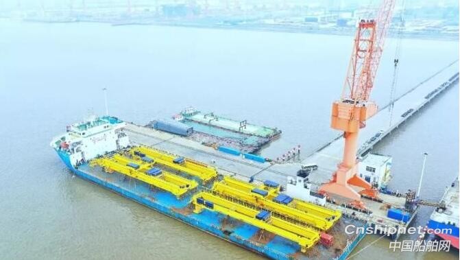 南通中远重工11台起重机发运