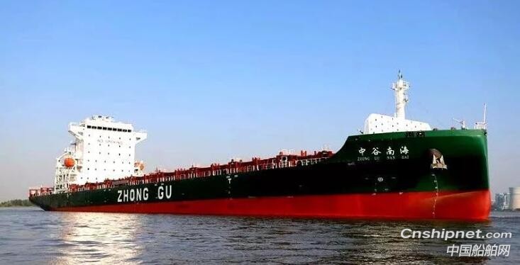 金陵船厂新一代曼谷型集装箱船首制船命名交付