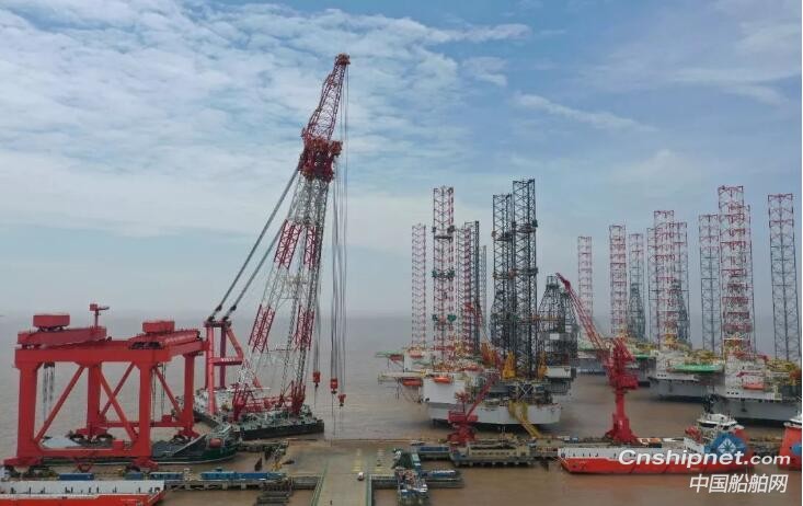 外高桥造船第二座CJ50型自升式钻井平台完成最后9节桩腿吊装