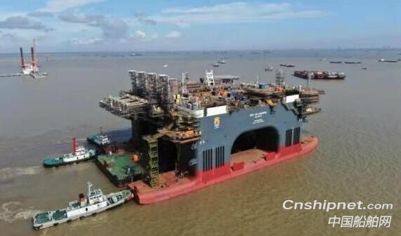 招商局重工第二艘超大型OOS半潜起重生活平台出坞