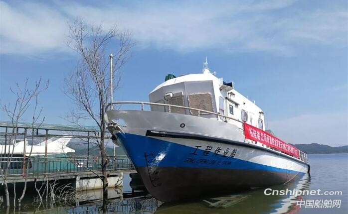 桂江造船密云水库水质监测船和工程作业船相继顺利下水