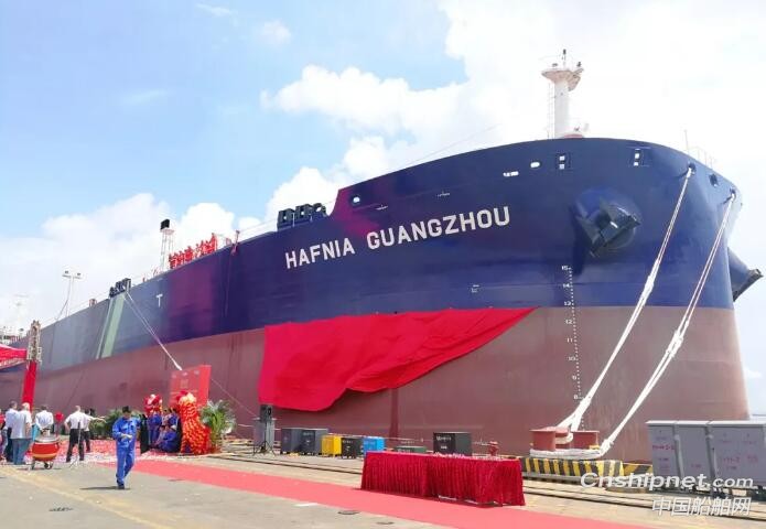 广船国际7.5万吨化学品/成品油船3号船命名并签字交付