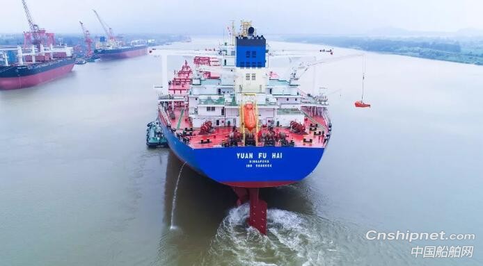 扬州中远海运重工40万吨矿砂船出江试航