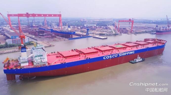 扬州中远海运重工40万吨矿砂船出江试航