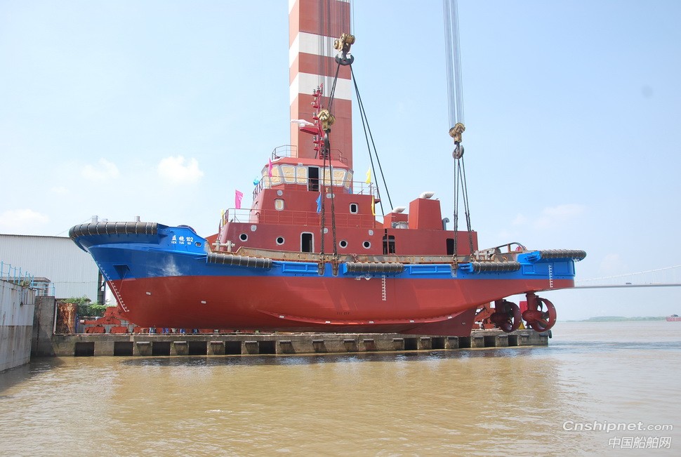 镇江船厂顺利下水2艘全回转消拖两用船