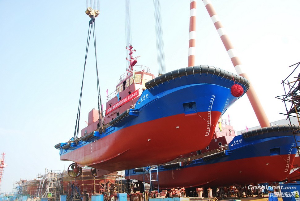 镇江船厂顺利下水2艘全回转消拖两用船